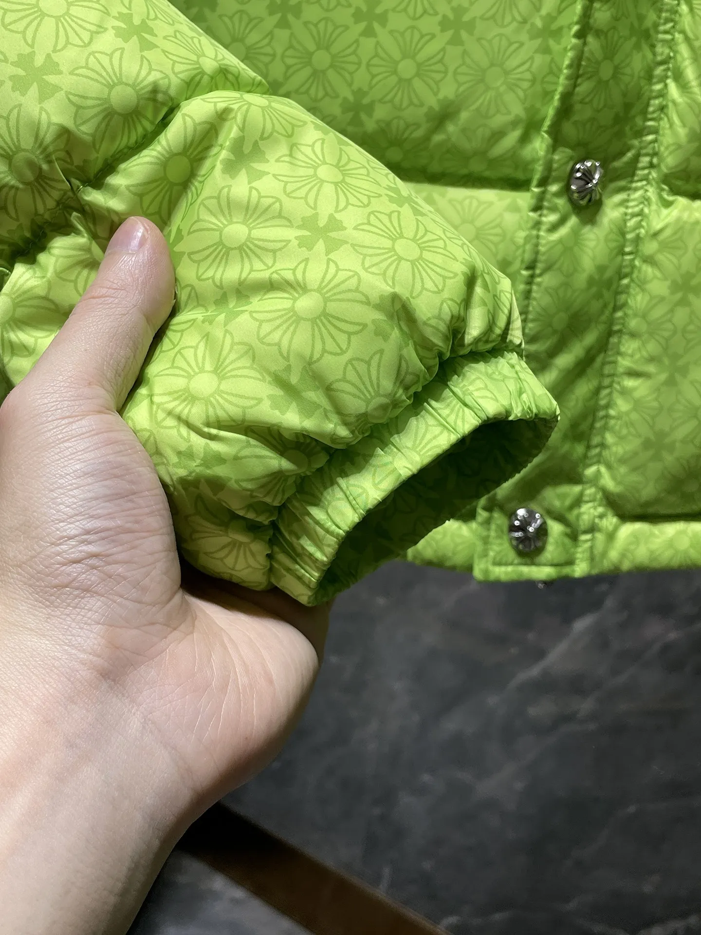P676 Chrome Hearts ❄️Winter Down Jacket Series❄️ Chrome Hearts Dark Pattern Series Fluorescent Green Down Jacket is on sale at the counter at the same time❤ The best Guangzhou Inspection and National Standard 90 down jacket on the market! ! The world’s highest fluffiness of 900D! ! High standard and sufficient down filling! ! Exterior windproof and waterproof dark pattern custom fabric, interior high-grade dark pattern lining fabric to prevent lint, original hardware molding, exquisite craftsmanship details, can be casual or formal ✨ Slim fit and not bloated Recommended color: Customized dark pattern fluorescent green series Code number: S, M, L, XL
